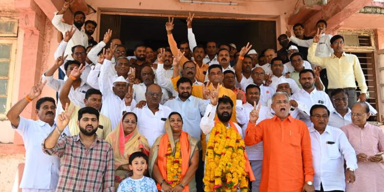 कृषी उत्पन्न बाजार समितीच्या सभापतीपदी विक्रमसिंग वळवी तर उपसभापतीपदी वर्षा पाटील बिनविरोध