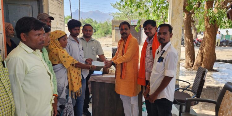 बिबट्याच्या हल्ल्यात बालक ठार, वारसांना आ.आमश्या पाडवी यांच्या हस्ते दहा लाखांचा धनादेश वितरीत