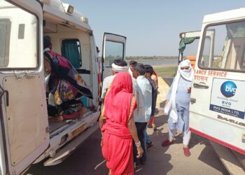 गंभीर बाब :गर्भवती महिलेस रुग्णवाहिकेतच झाली प्रसूती