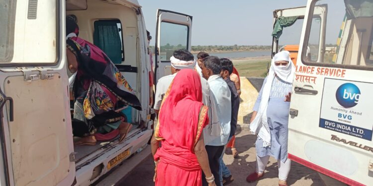 गंभीर बाब :गर्भवती महिलेस रुग्णवाहिकेतच झाली प्रसूती