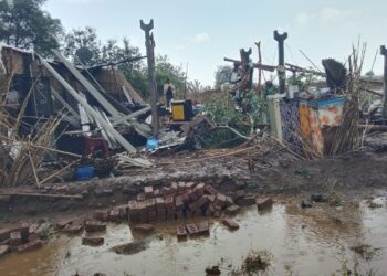 मोठ्ठी बातमी : रापापूर येथे वादळ  व अवकाळी पावसामुळे २० च्या वर घरांचे नुकसान