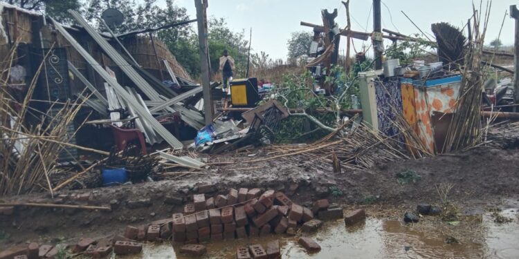 मोठ्ठी बातमी : रापापूर येथे वादळ  व अवकाळी पावसामुळे २० च्या वर घरांचे नुकसान