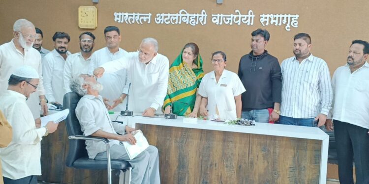 आमदार चंद्रकांत रघुवंशी मित्र मंडळ, जिल्हा रुग्णालयाच्या संयुक्त विद्यमाने हज यात्रेकरूंचे लसीकरण