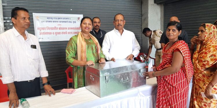पालकमंत्री डॉ. विजयकुमार गावित यांच्या हस्ते जिल्ह्यातील एक हजार बांधकाम कर्मचाऱ्यांना अत्यावश्यक व सुरक्षा संचाचे वितरण