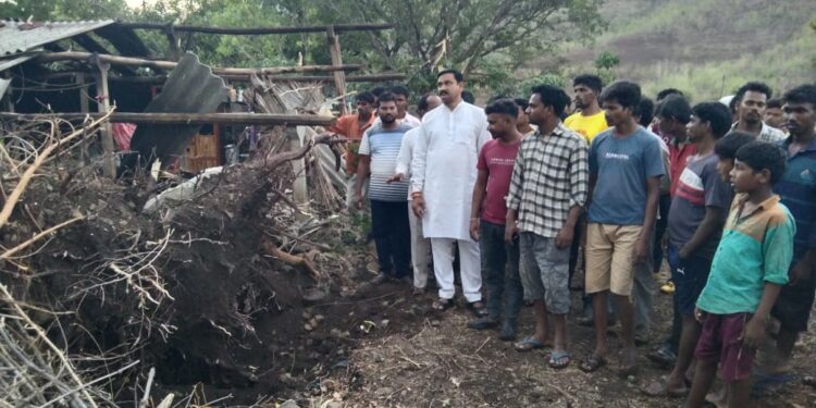 वादळी वाऱ्यासह गारपीटमुळे नुकसान ग्रस्त भागाची आ. राजेश पाडवी पाहणी