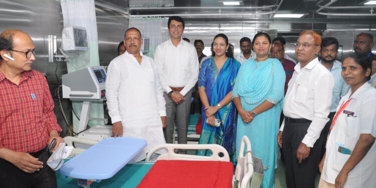 आदिवासी भागात आरोग्य यंत्रणा अधिक सक्षम करणार : आदिवासी विकास मंत्री डॉ. विजयकुमार गावित