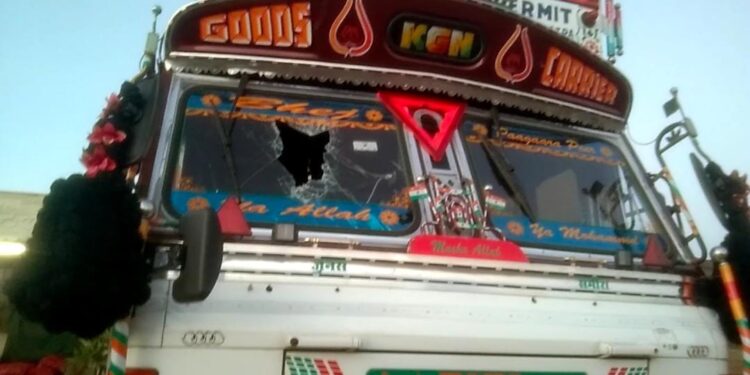 धुळे-सुरत मार्गावर ट्रक चालकाला मारहाण आणि लुटमार, पोलिसांत गुन्हा दाखल