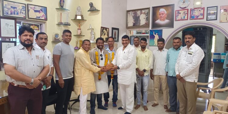 नवापूर संजय गांधी निराधार समितीच्या तालुकाध्यक्ष पदी अमृत गावित, भरत गावित यांनी केला सत्कार