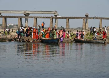 तापी नदी परिसराची स्वच्छता,श्री स्वामी समर्थ सेवा केंद्र नंदुरबारचा पर्यावरण पूरक उपक्रम