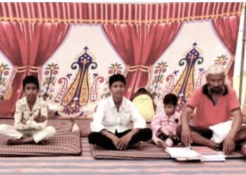 पत्नीच्या मृत्यूप्रकरणी आरोपीतांवर कारवाईसाठी पतीची लहान मुलांसह आमरण उपोषण