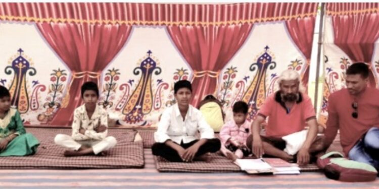 पत्नीच्या मृत्यूप्रकरणी आरोपीतांवर कारवाईसाठी पतीची लहान मुलांसह आमरण उपोषण