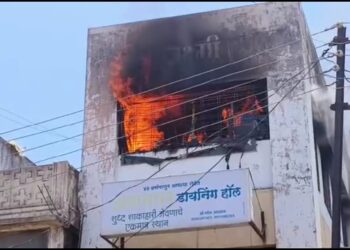 शहादा शहरातील तीन मजली इमारतीला लागली आग, मोठी आर्थिक नुकसान
