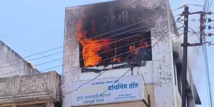 शहादा शहरातील तीन मजली इमारतीला लागली आग, मोठी आर्थिक नुकसान