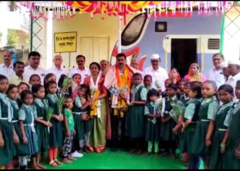 शाळेतून बदली झालेल्या शिक्षकांना चिमुकल्यांनी दिला अनोखा निरोप