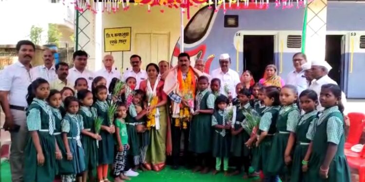 शाळेतून बदली झालेल्या शिक्षकांना चिमुकल्यांनी दिला अनोखा निरोप