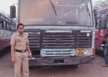 तिच्या हाती बससे सूत्र : जिल्ह्यात प्रथमच शहादा आगारात महिला चालक रुजू