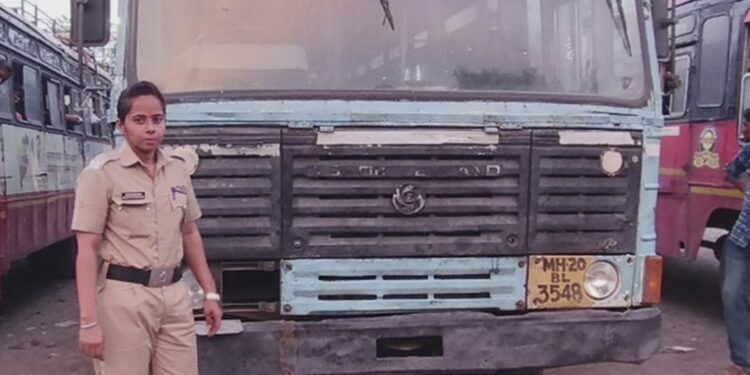 तिच्या हाती बससे सूत्र : जिल्ह्यात प्रथमच शहादा आगारात महिला चालक रुजू