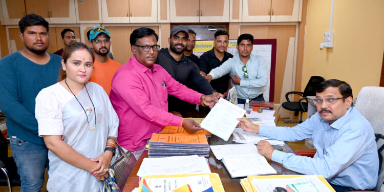 कंजरभाट समाज विकास कृती समितीतर्फे निवासी उपजिल्हाधिकाऱ्यांना निवेदन