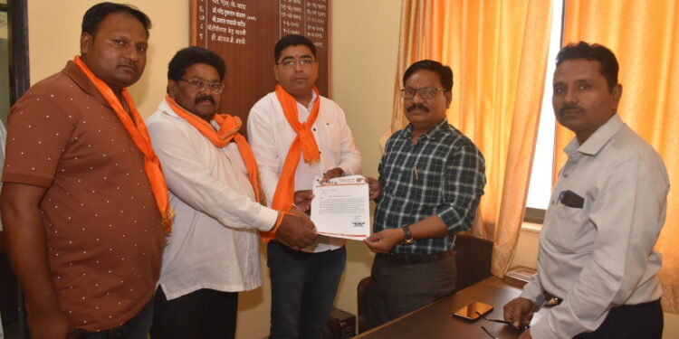 जादा दरात औषधे विक्री करणाऱ्यांवर कारवाईची ठाकरे गटातर्फे मागणी