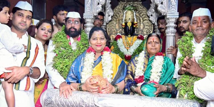 ‘बा विठ्ठला… समाजातील प्रत्येक घटकाला सुखी, समृद्ध कर – मुख्यमंत्री एकनाथ शिंदे यांचे विठ्ठलाच्या चरणी साकडे