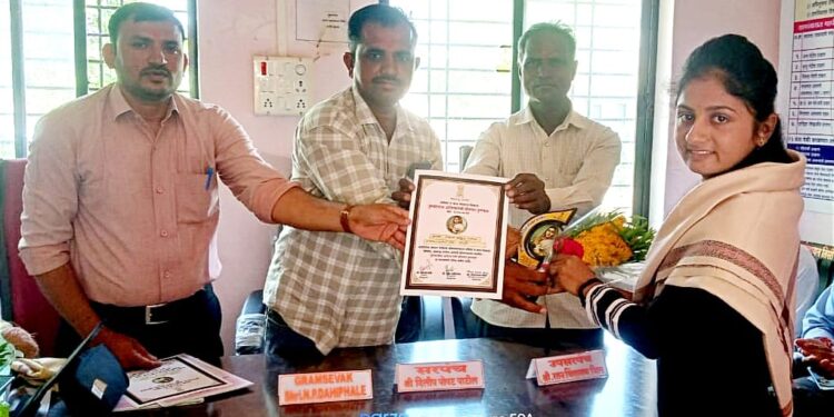 तीसी येथे प्रिया पाटील व रोहिणी पाटील यांना  पुण्यश्लोक अहिल्याबाईदेवी होळकर पुरस्कार वितरित