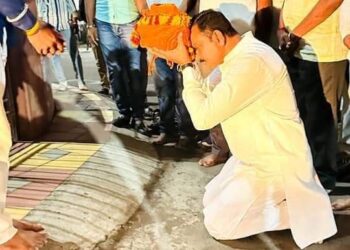 तळोदा येथे रायगडच्या पवित्र मातीसमोर आ. राजेश पाडवी झाले नतमस्तक