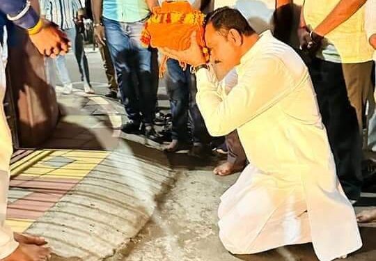 तळोदा येथे रायगडच्या पवित्र मातीसमोर आ. राजेश पाडवी झाले नतमस्तक