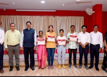 शिक्षणाचे बदलते आयाम’ विषयावरील लेखन स्पर्धेत पुरस्कारप्राप्त स्पर्धकांचा सन्मान