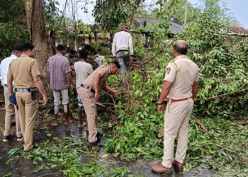 आपत्कालीन परिस्थितीत नागरिकांच्या मदतीला धावले पोलीस दल