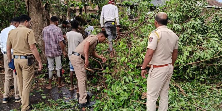 आपत्कालीन परिस्थितीत नागरिकांच्या मदतीला धावले पोलीस दल