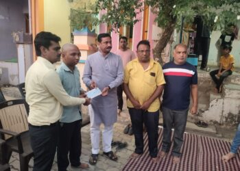 झाड कोसळून मृत्यू झालेल्या कारचालकाच्या कुटुंबीयांना आ.राजेश पाडवी यांच्या हस्ते चार लाखाचा धनादेश सुपूर्त