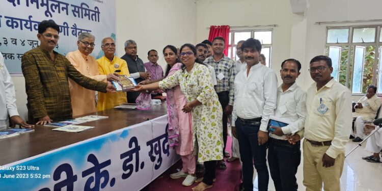 महाराष्ट्र अंनिसच्या जिल्हा शाखेला कोल्हापूरात लक्षवेधी पुरस्कार प्रदान