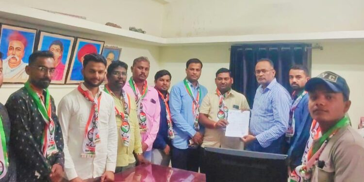 पावसाळ्यापूर्वी जीर्ण पोल, लोंबकलेले तार बदलण्याची राष्ट्रवादीची मागणी