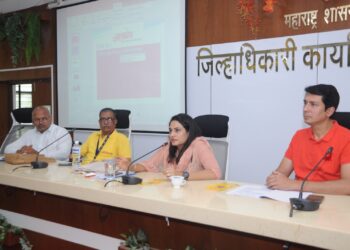 अपघात रोखण्यासाठी शालेयस्तरावर जनजागृती करावी : जिल्हाधिकारी मनीषा खत्री