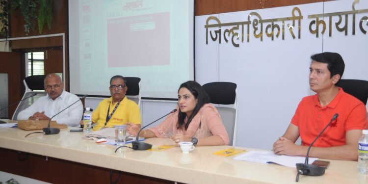 अपघात रोखण्यासाठी शालेयस्तरावर जनजागृती करावी : जिल्हाधिकारी मनीषा खत्री