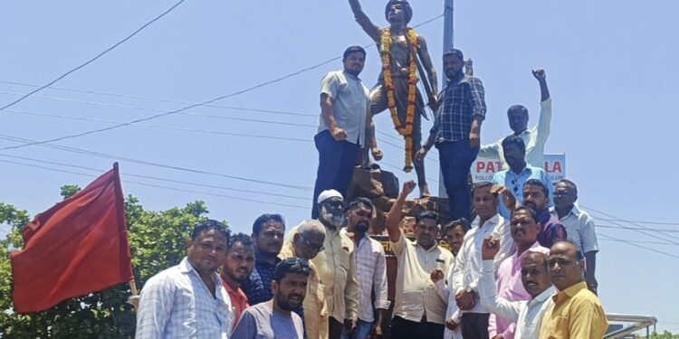 तळोदा येथे राष्ट्रवादी काँग्रेसतर्फे बिरसा मुंडा पुण्यतिथी निमित्त अभिवादन