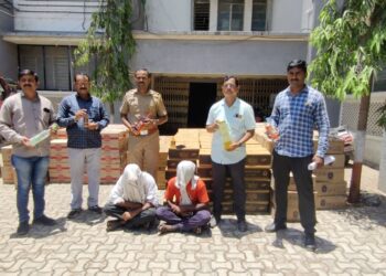 मदयाची वाहतुक करणाऱ्या आयशरसह ३० लाखांचा मुद्देमाल जप्त, दोघांना अटक,पाच जण फरार