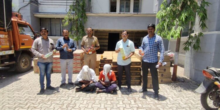 मदयाची वाहतुक करणाऱ्या आयशरसह ३० लाखांचा मुद्देमाल जप्त, दोघांना अटक,पाच जण फरार