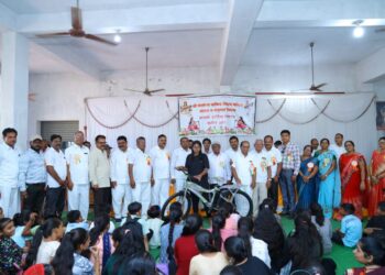 श्री. संत सेना नाभिक शिक्षण समितीतर्फे शैक्षणिक साहित्य व शिष्यवृत्ती वितरण