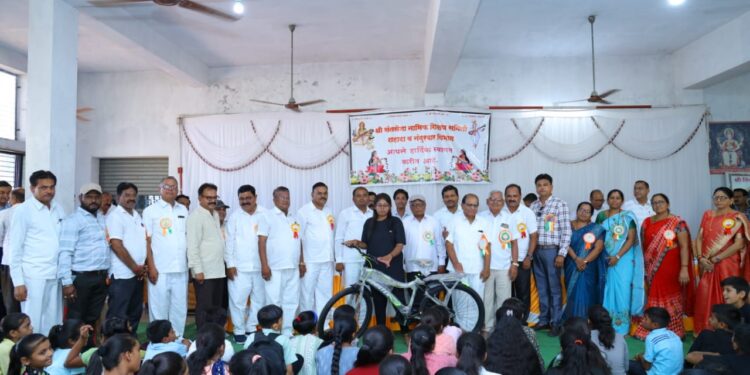 श्री. संत सेना नाभिक शिक्षण समितीतर्फे शैक्षणिक साहित्य व शिष्यवृत्ती वितरण