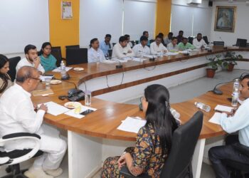 प्रत्येक गरजू आदिवासी बांधवांना घरकुल योजनेचा लाभ द्यावा ; पालकमंत्री डॉ.विजयकुमार गावित