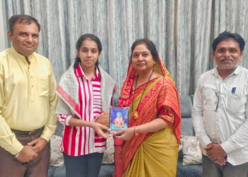 सीबीएसईत तनया साळुंकेचे यश,माजी जि.प अध्यक्षा रजनीताई नाईक यांनी केला सत्कार