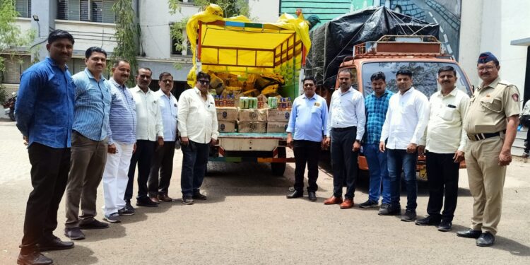 अवैधरित्या परराज्यातील मदयाची वाहतुक करणाऱ्या बोलेरा पिकअप वाहनासह १३ लाखाचा मद्यासाठा जप्त