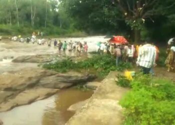 पुलाअभावी अखेरचा प्रवासही खडतरच