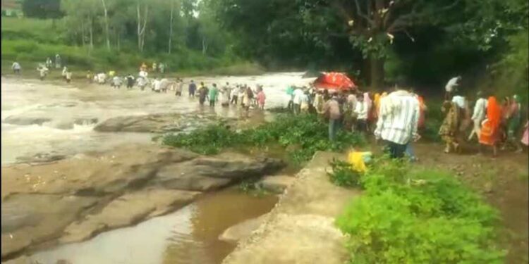 पुलाअभावी अखेरचा प्रवासही खडतरच