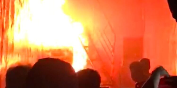 नवापूर येथे दुकानाला लागली आग..