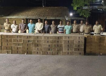 अवैध दारूच्या वाहतूकीवर नवापूर पोलीसांची धडक कारवाई, साडे 22 लाखांचा मुद्देमाल हस्तगत, पाच जण फरार