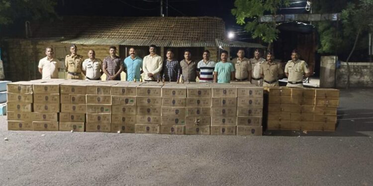 अवैध दारूच्या वाहतूकीवर नवापूर पोलीसांची धडक कारवाई, साडे 22 लाखांचा मुद्देमाल हस्तगत, पाच जण फरार