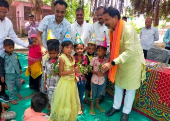 आ.आमशा पाडवी यांच्या उपस्थितीत तालुकास्तरीय प्रवेशोत्सव सोहळा उत्साहात