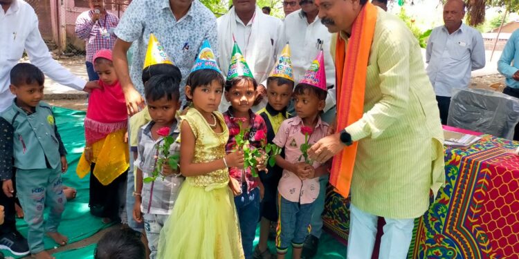 आ.आमशा पाडवी यांच्या उपस्थितीत तालुकास्तरीय प्रवेशोत्सव सोहळा उत्साहात